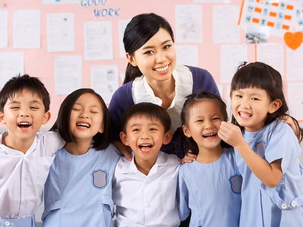 Tìm hiểu học trò trên thế giới tri ân thầy cô giáo như thế nào? ảnh 1