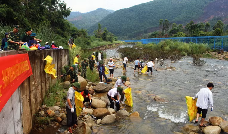 Nhân dân biên giới Việt-Trung cùng vệ sinh môi trường dọc tuyến sông ảnh 2