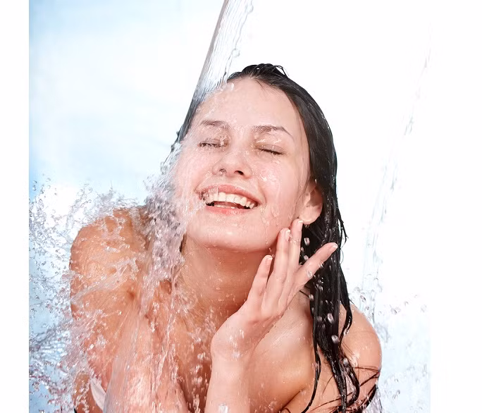 Tắm nước mát mùa đông: Bí quyết làm đẹp hay ý tưởng điên rồ? ảnh 1