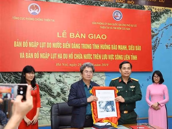 Bàn giao bản đồ ngập lụt do nước biển dâng trong tình huống bão mạnh ảnh 1