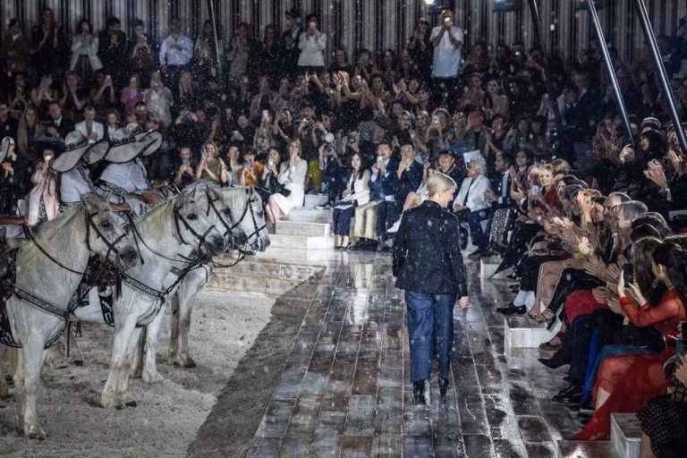 Dior Cruise 2019 - Những nàng thơ Mexico bay bổng ảnh 12