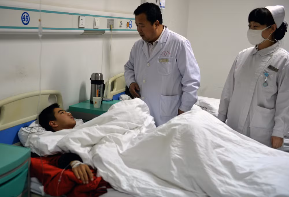 Trung Quốc: Gần 90 người phải nhập viện do nghi ngộ độc thực phẩm ảnh 1