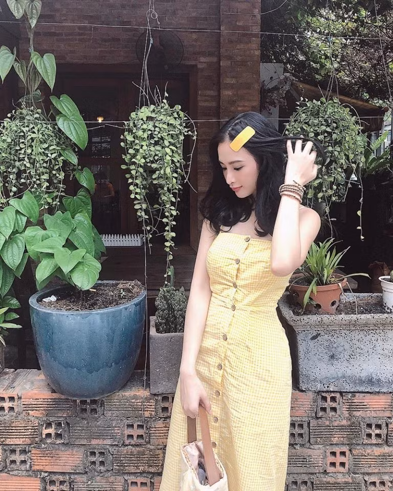 Kỳ Duyên, Mỹ Linh và Hương Giang đọ street style ngập tràn hàng hiệu ảnh 5