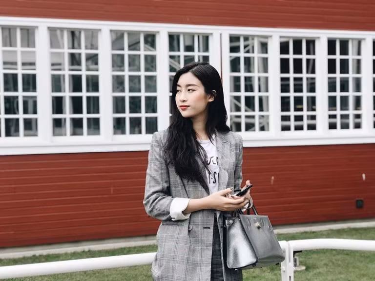 Kỳ Duyên, Mỹ Linh và Hương Giang đọ street style ngập tràn hàng hiệu ảnh 1