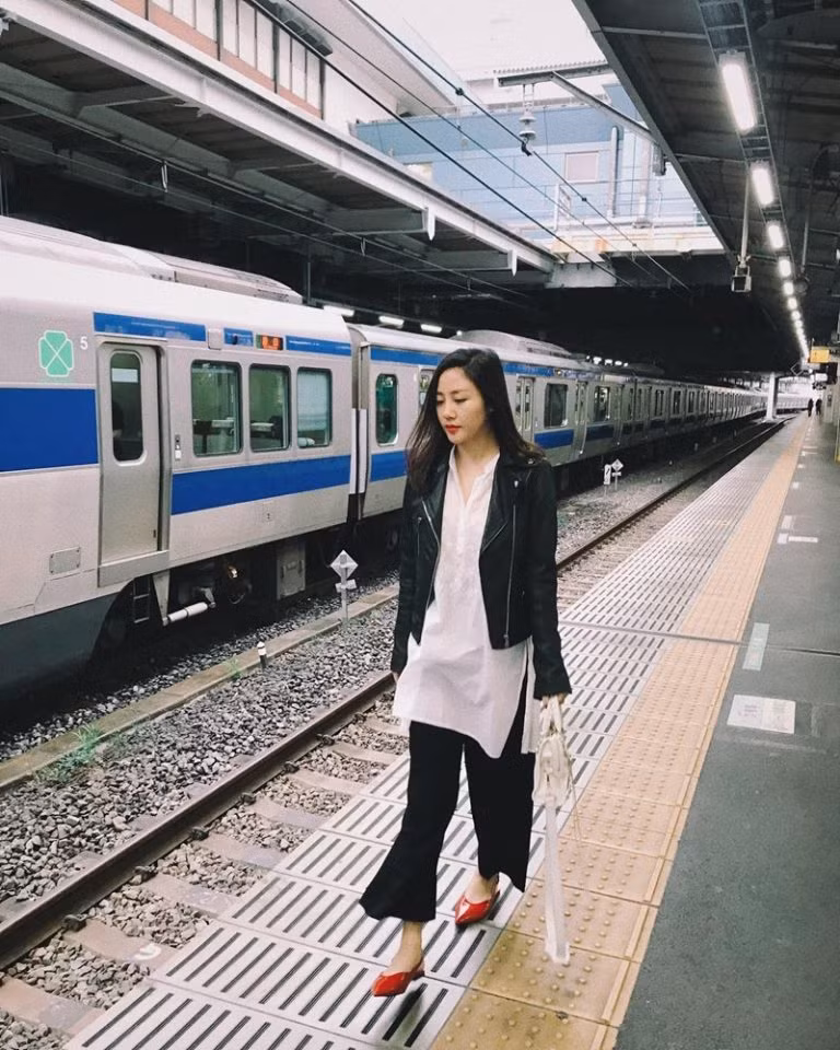 Kỳ Duyên, Mỹ Linh và Hương Giang đọ street style ngập tràn hàng hiệu ảnh 8