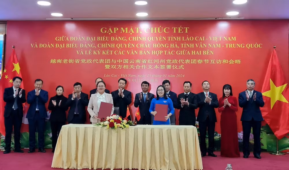 ttxvn_gap_mat_chuc_tet_giua_tinh_lao_cai_va_chau_hong_ha_trung_quoc.jpg