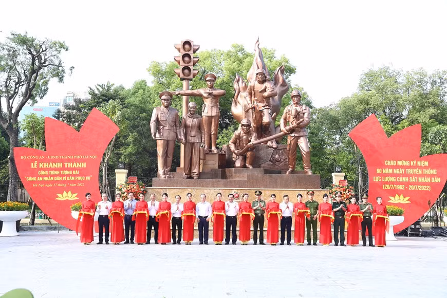 Khánh thành Tượng đài “Công an nhân dân vì dân phục vụ” tại Hà Nội ảnh 1