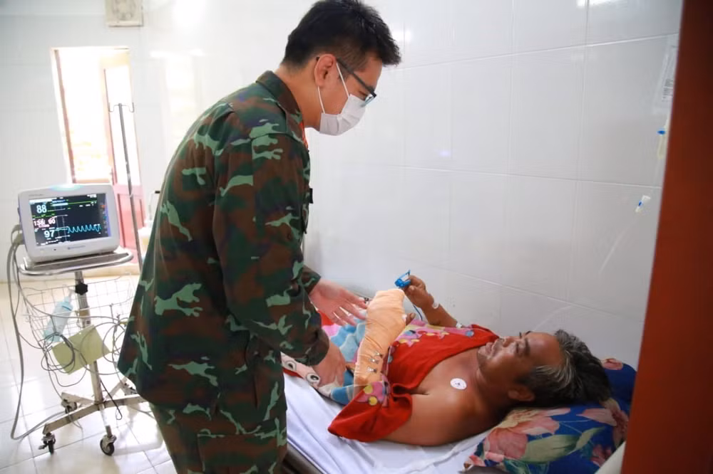 Trung tâm Y tế thị trấn Trường Sa cấp cứu ngư dân bị tai nạn trên biển ảnh 1