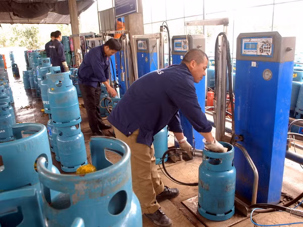 Từ 1/12 giá gas bán lẻ giảm 2.500 đồng trên mỗi bình 12kg ảnh 1