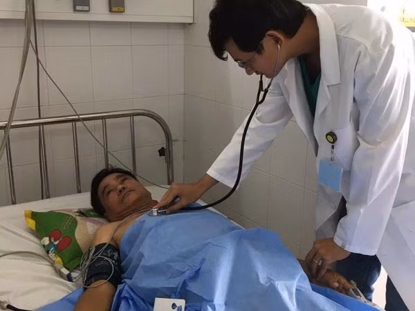 Cứu sống bệnh nhân người Singapore bị nhồi máu cơ tim cấp ảnh 1