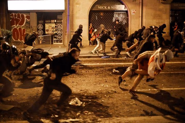 Những người đòi ly khai ở Catalonia chặn giao thông biên giới với Pháp ảnh 1