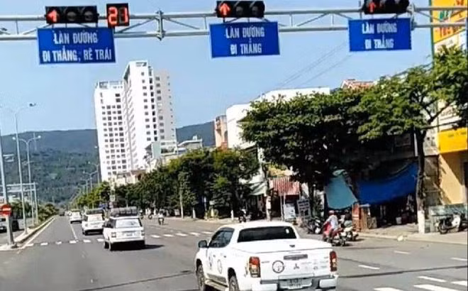 Vụ đoàn xe vượt đèn đỏ tại Đà Nẵng: Tước giấy phép lái xe 2 tháng ảnh 1