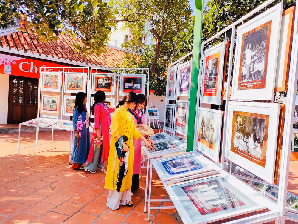 Triển lãm ảnh Chủ tịch Hồ Chí Minh với những chặng đường ﻿﻿cách mạng ảnh 1