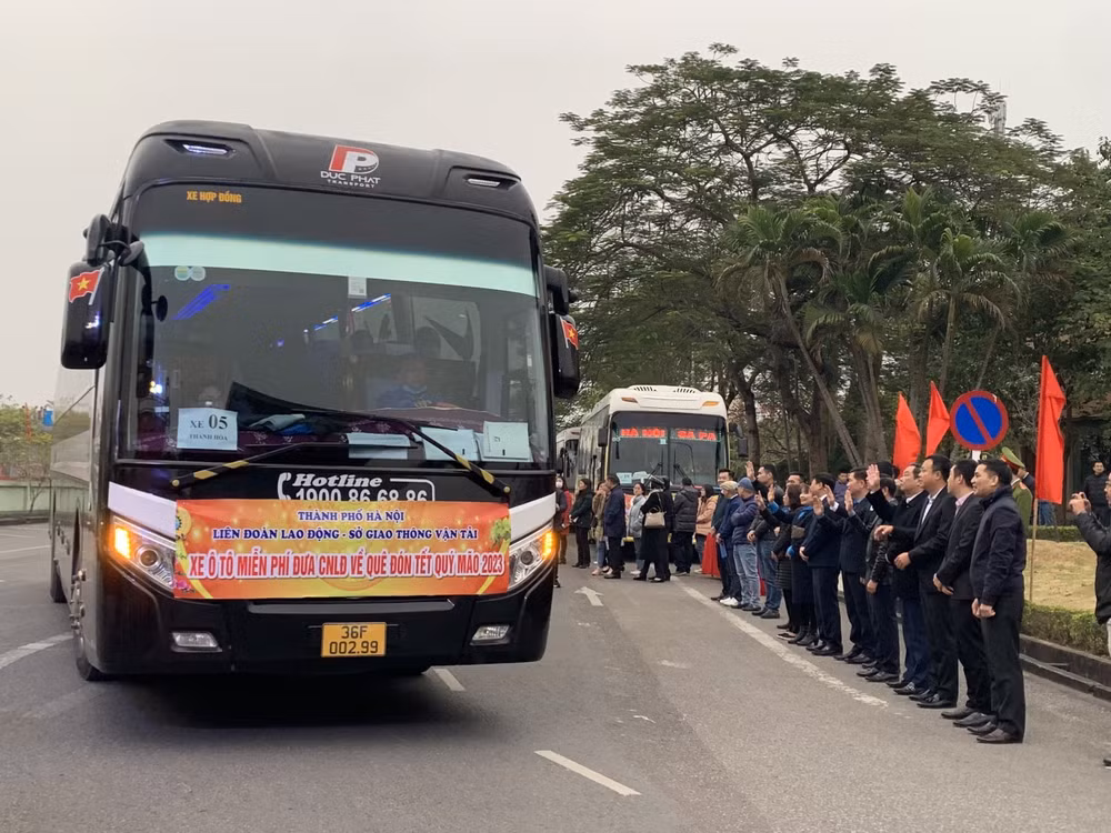 Hà Nội: Hàng ngàn công nhân khó khăn được hỗ trợ xe về quê đón Tết ảnh 2