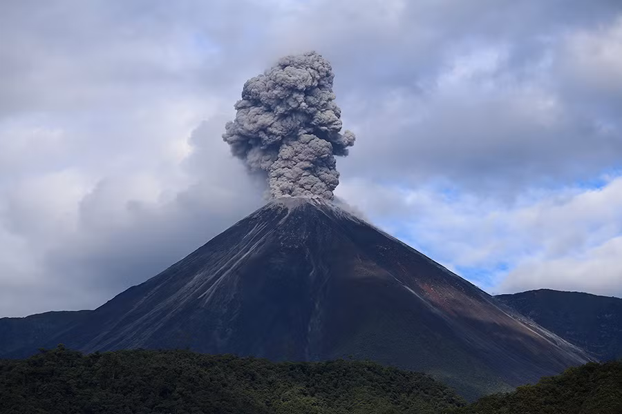 Ecuador: Núi lửa gần thủ đô Quito phun trào cột tro bụi cao hơn 500m ảnh 1