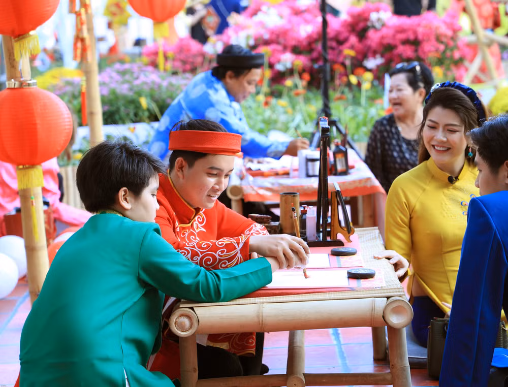Người Sài Gòn trẩy hội hoa Xuân trong những ngày đầu Năm Mới ảnh 3