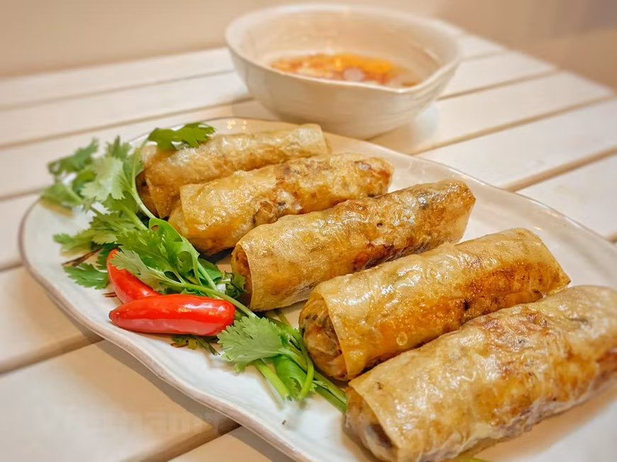 Báo nước ngoài mô tả độ khó của món nem rán truyền thống Việt Nam ảnh 1