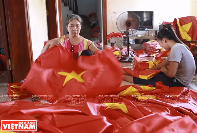 Ngôi làng có truyền thống hơn 70 năm tạo nên những lá cờ Tổ quốc ảnh 3