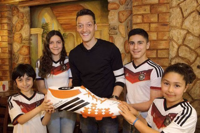Mesut Oezil trả tiền phẫu thuật cho nhiều trẻ em ở Brazil ảnh 1