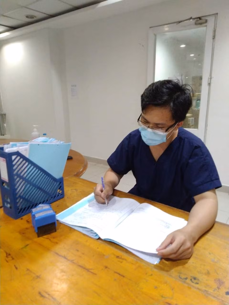Nhật ký bác sỹ: Những ngày "khói lửa" từ tâm dịch COVID-19 ảnh 2