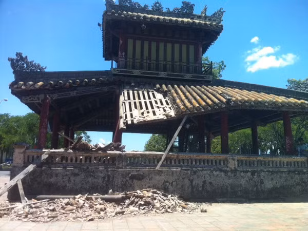 Một phần mái phía bên trái của Phu Văn Lâu bị sạt lở, đổ sụp ảnh 1