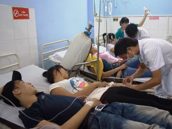 Gần 400 công nhân nghi bị ngộ độc do uống nước từ bình lọc ảnh 1