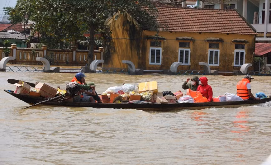 Thủ tướng: Tập trung chăm lo, bảo đảm cuộc sống cho dân sau mưa lũ ảnh 3