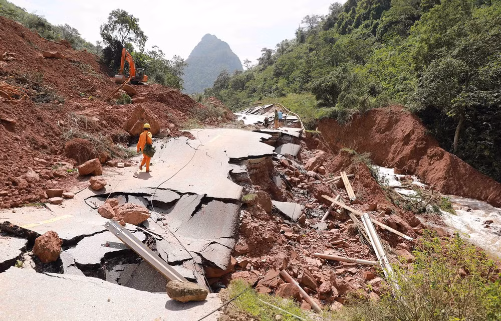 Thủ tướng: Tập trung chăm lo, bảo đảm cuộc sống cho dân sau mưa lũ ảnh 2