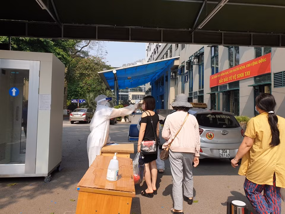  [Photo] Kiểm soát phòng chống dịch chặt chẽ tại Bệnh viện Hữu Nghị ảnh 10