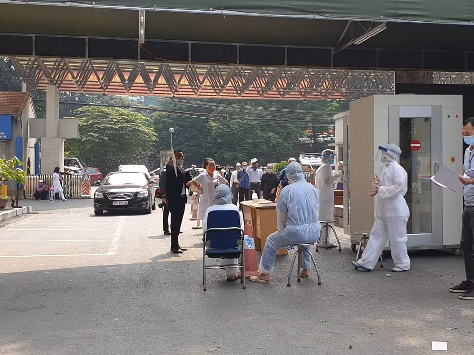  [Photo] Kiểm soát phòng chống dịch chặt chẽ tại Bệnh viện Hữu Nghị ảnh 3