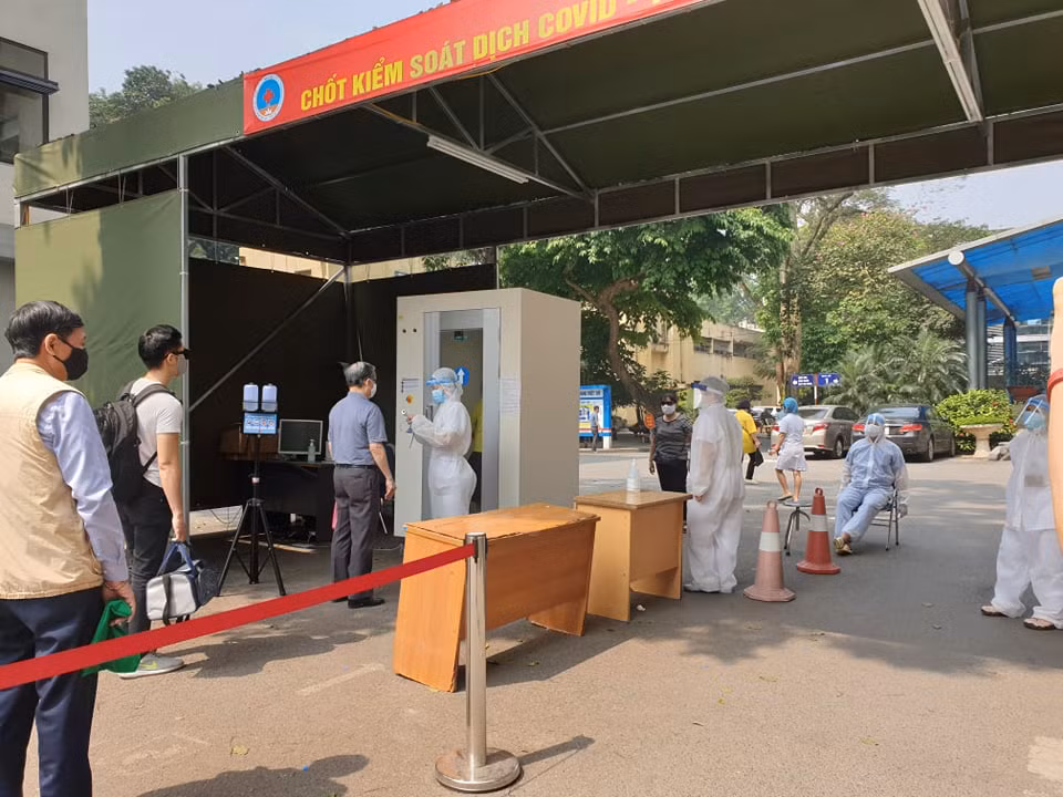  [Photo] Kiểm soát phòng chống dịch chặt chẽ tại Bệnh viện Hữu Nghị ảnh 2