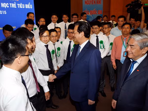 Thủ tướng Chính phủ gặp mặt 70 nhà khoa học trẻ tiêu biểu 2015 ảnh 1