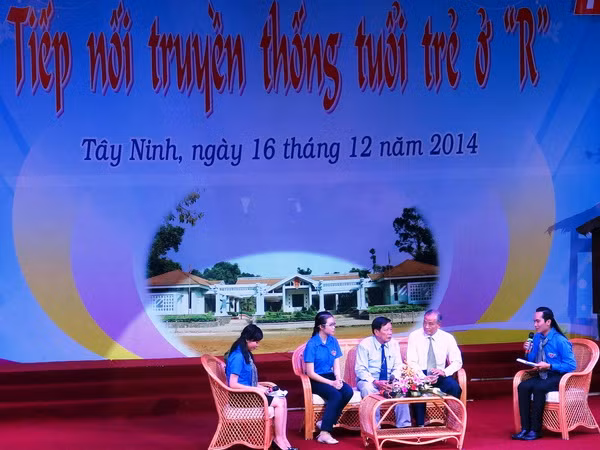 Giao lưu hai thế hệ với chủ đề “Tiếp nối truyền thống tuổi trẻ ở R” ảnh 1