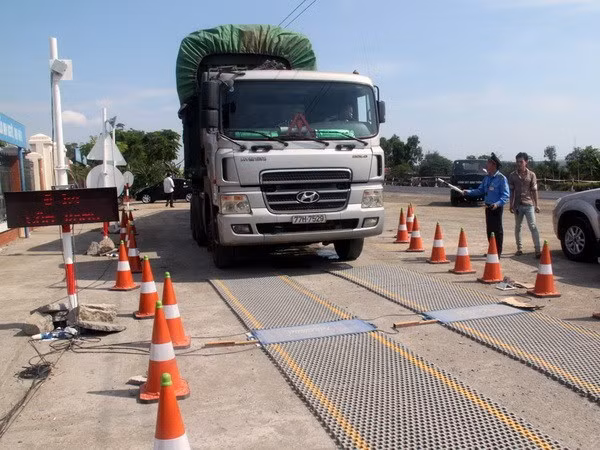 Tổng cục Đường bộ chỉ tên một số tỉnh chưa vào cuộc dẹp xe quá tải ảnh 1