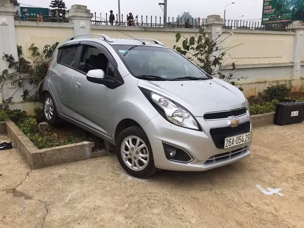 Cấm đi xe, đỗ xe trong sân trường sau vụ giáo viên gây tai nạn ảnh 1