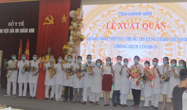 Quảng Ninh chi viện 25 y, bác sỹ cho TP.HCM chống dịch COVID-19 ảnh 1