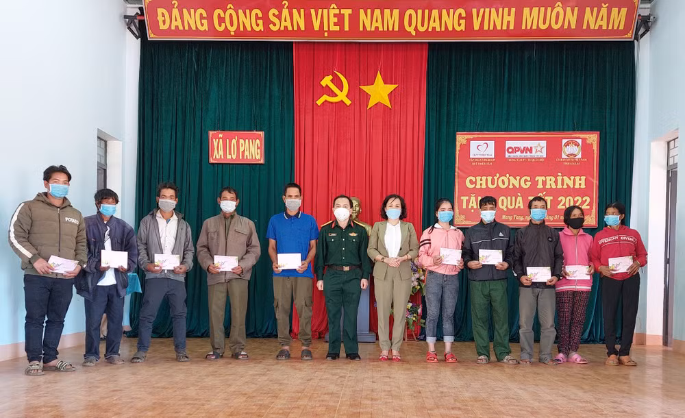 Trung tâm Phát thanh Truyền hình Quân đội trao quà cho người nghèo ảnh 1