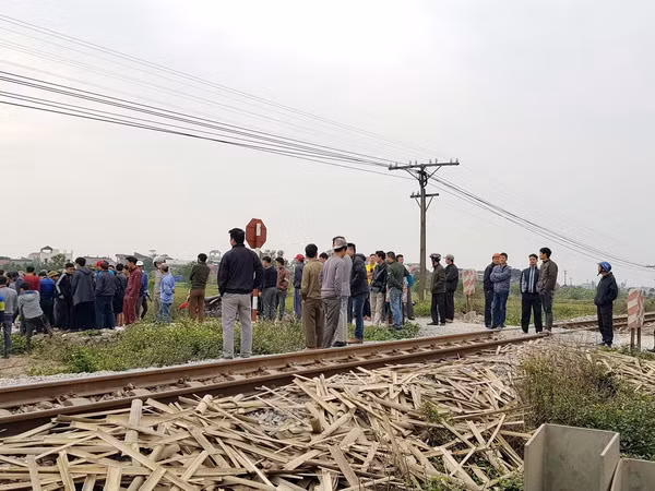 Hà Nội: Vượt rào chắn, một người đi bộ bị tàu hỏa đâm ảnh 1