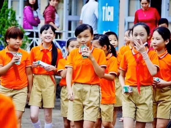 Tham gia chương trình sữa học đường, mỗi học sinh bậc mầm non và tiểu học sẽ được uống một hộp sữa 180ml ở trường mỗi ngày, 5 hộp mỗi tuần mà phụ huynh chỉ phải đóng 50%. Thật hay giả?