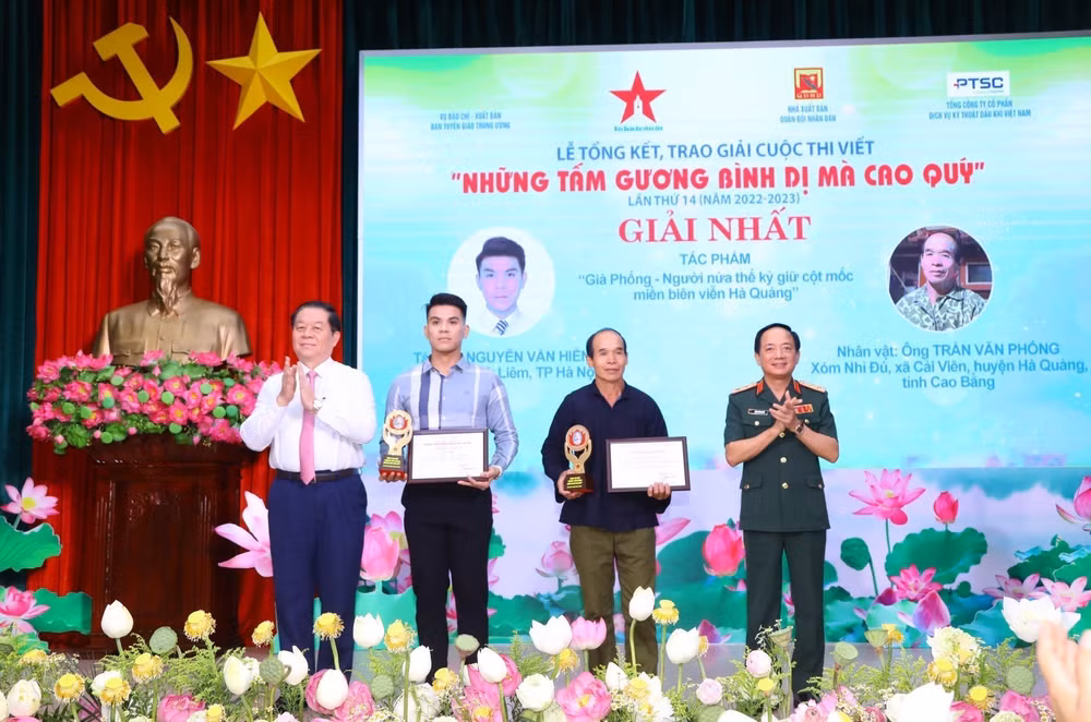 Trao giải cuộc thi viết Những tấm gương bình dị mà cao quý ảnh 1