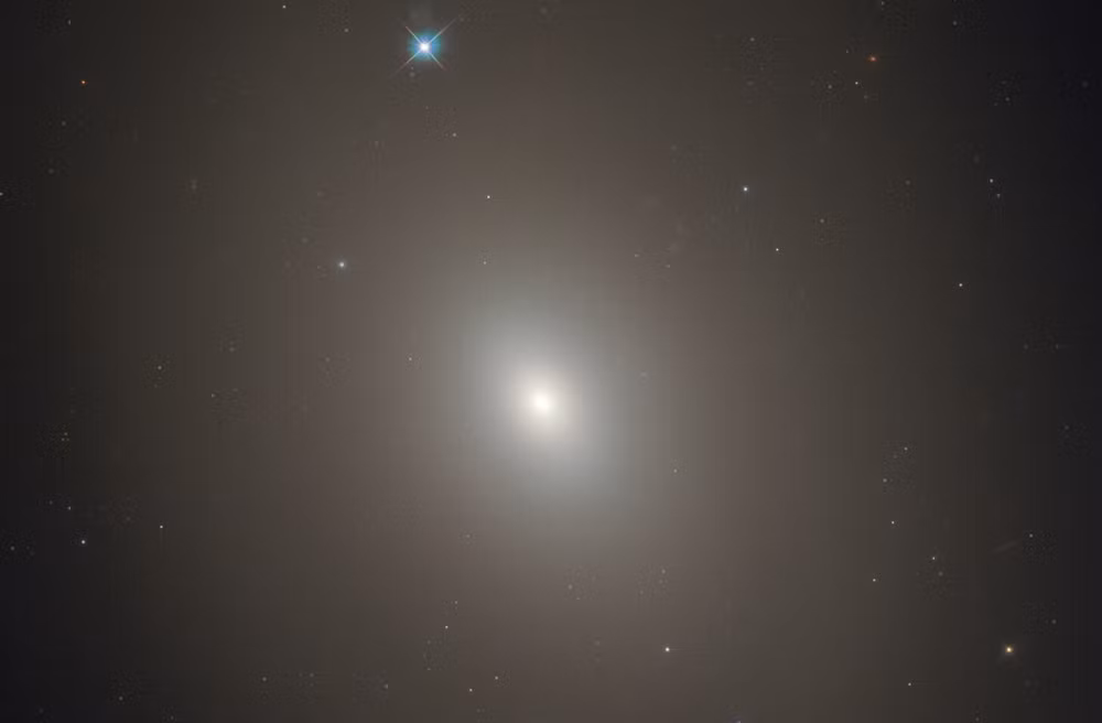 NASA: Phát hiện đặc điểm bất ngờ của thiên hà thấu kính Messier 85 ảnh 1