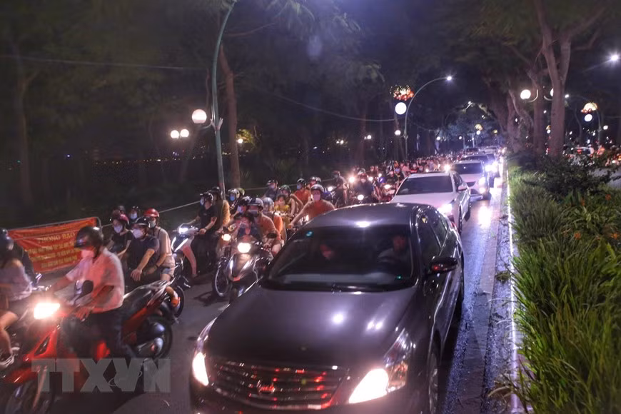 Nhiều người Hà Nội vui Trung Thu mà quên phòng dịch COVID-19 ảnh 2