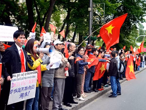 Cộng đồng người Việt ở Ukraine tuần hành phản đối Trung Quốc ảnh 1