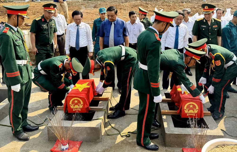 ttxvn_truy_dieu_va_an_tang_hai_cot_liet_sy_hy_sinh Binh Dinh1.jpg