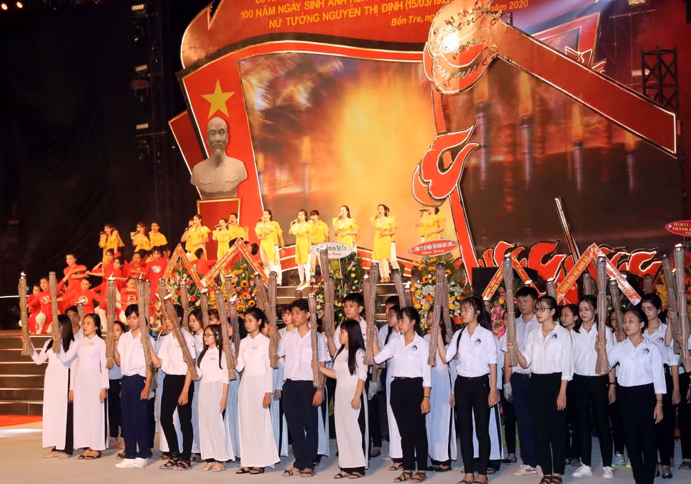 Chủ tịch Quốc hội dự lễ kỷ niệm 60 năm Bến Tre Đồng Khởi ảnh 3
