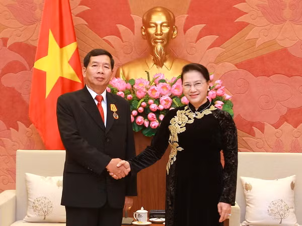 Chủ tịch Quốc hội tiếp Chánh án Tòa án nhân dân tối cao Lào ảnh 1