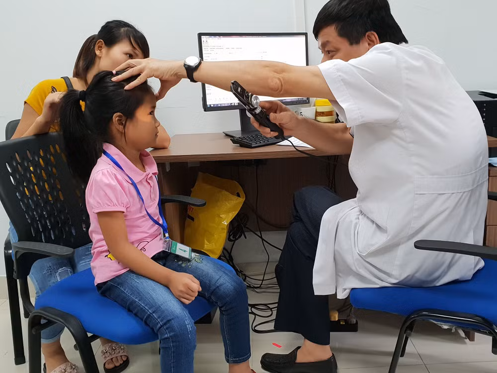 Khám, phẫu thuật mắt miễn phí cho trẻ em nghèo ở Tuyên Quang ảnh 1