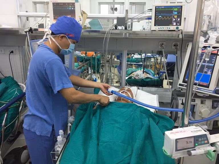 Hai người bị liệt hoàn toàn trong vụ tai nạn xe khách ở Cao Bằng ảnh 1