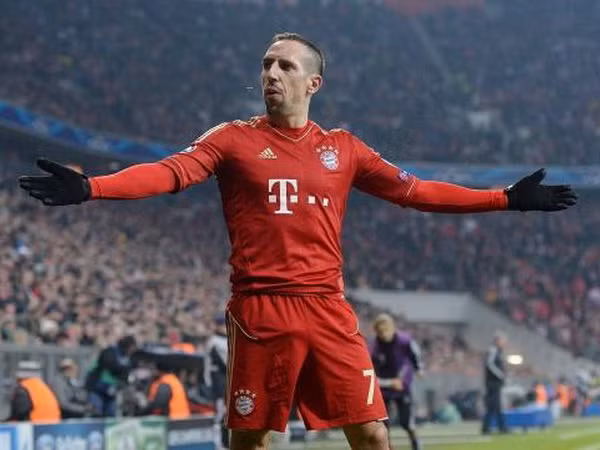 Tin tối 29/11: M.U quyết giữ Nani, Arsenal nhắm chân sút mới ảnh 2
