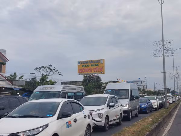 Dòng xe cộ "rồng rắn" nhích từng bước trở lại TPHCM sau kỳ nghỉ Tết ảnh 1